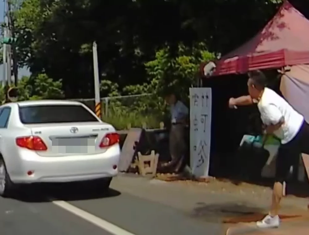 詭異!男不明原因拿石頭砸車 自小客車窗碎裂 vlcsnap 2024 08 03 11h11m19s600