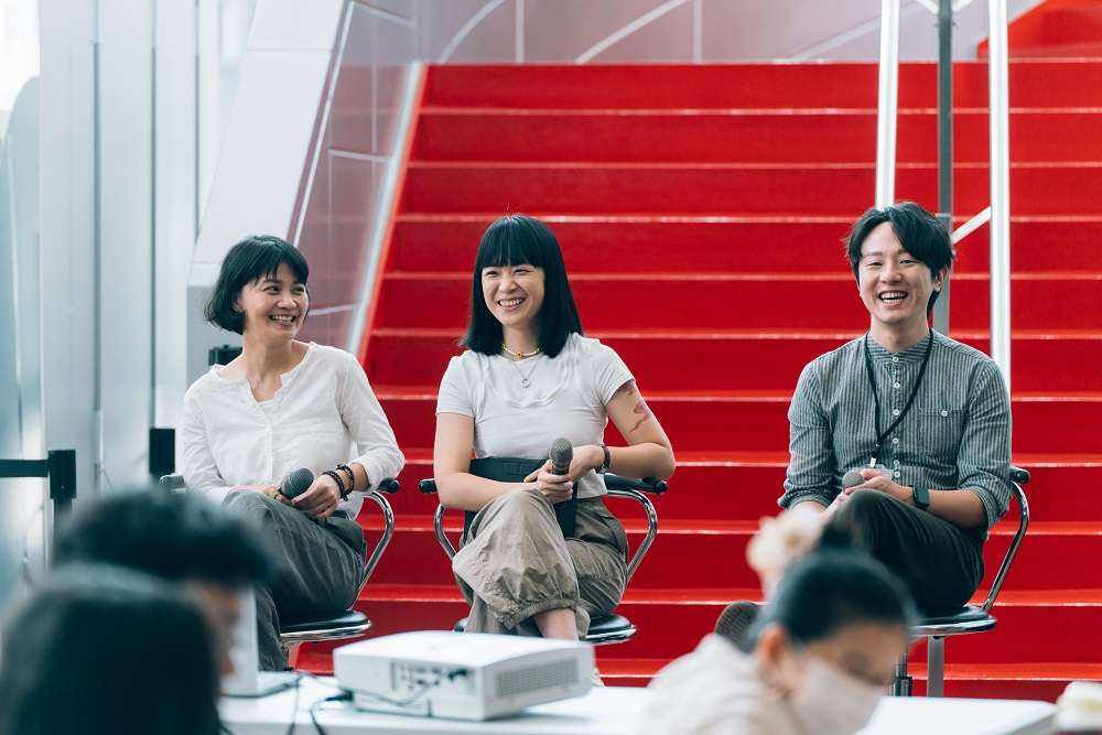 桃園鐵玫瑰青少年劇場計畫邁入第6年 表演藝術結合思辨訓練 《桃園青少年劇場公民參與討論會》分享由左至右分別為漂鳥演劇社團長游文綺、盜火劇