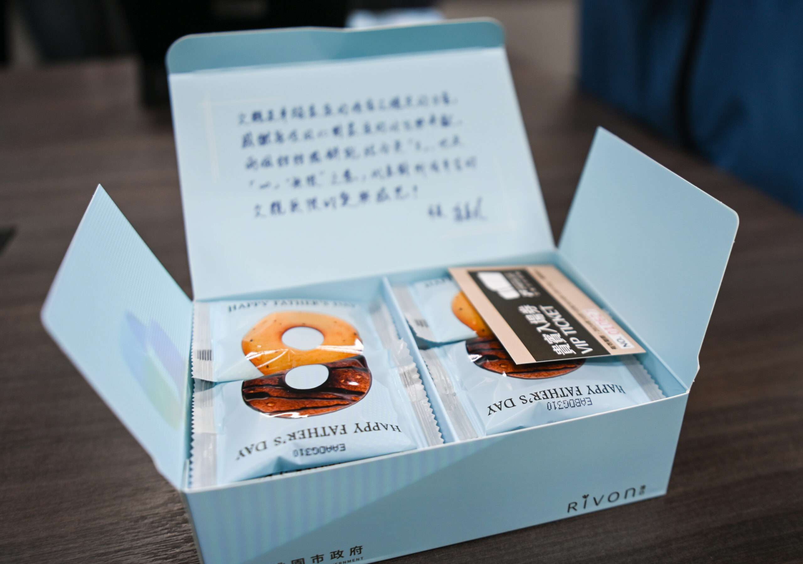 一打開禮盒，就可以看到甜甜圈兩兩組合成「8」的形狀，讓爸爸一秒感受給「88」的暖暖 0 scaled