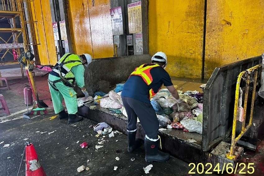 竹縣提升資源回收率 加嚴循線垃圾破袋 圖1、焚化進場前破袋 0