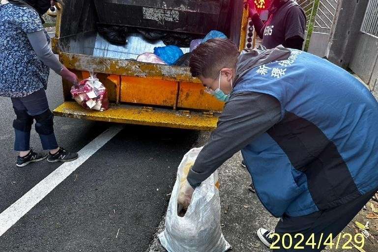 竹縣提升資源回收率 加嚴循線垃圾破袋 圖2、循線隨機破袋 0