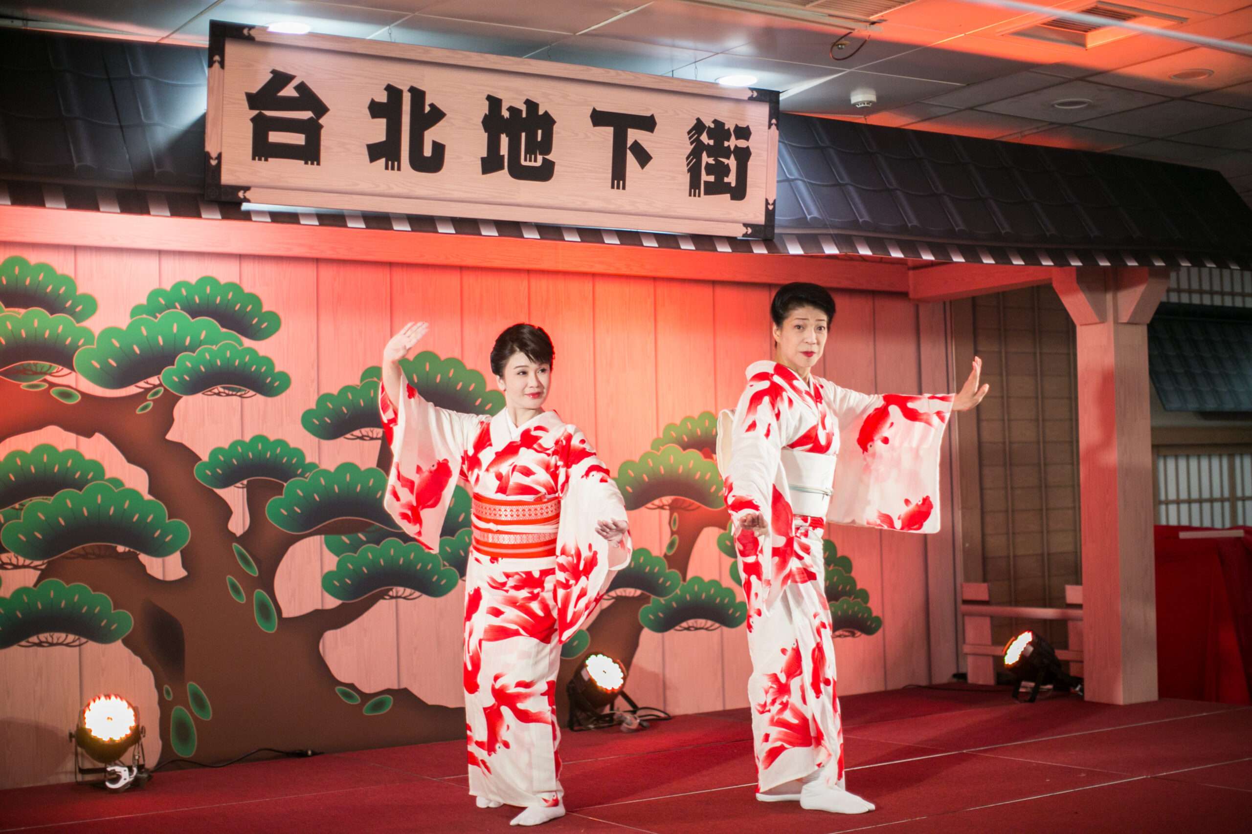 圖2圖：日本舞踊千鶴流由家元千鶴美扇與恩師宗山流胡蝶帶來精采雙人舞演出，一身金 0 scaled