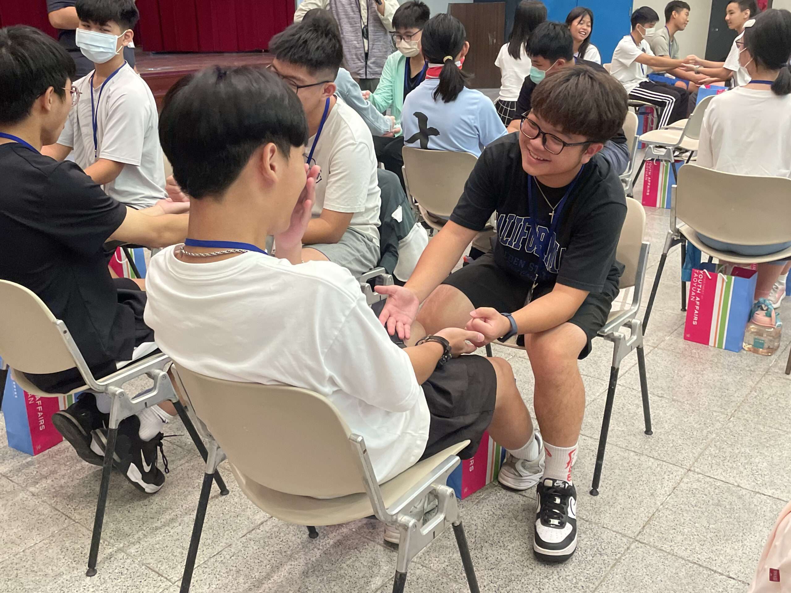 桃園青年局舉辦成年禮活動 侯佳齡勉勵學員勇敢追夢 圖2學員進行破冰活動 0 0 scaled