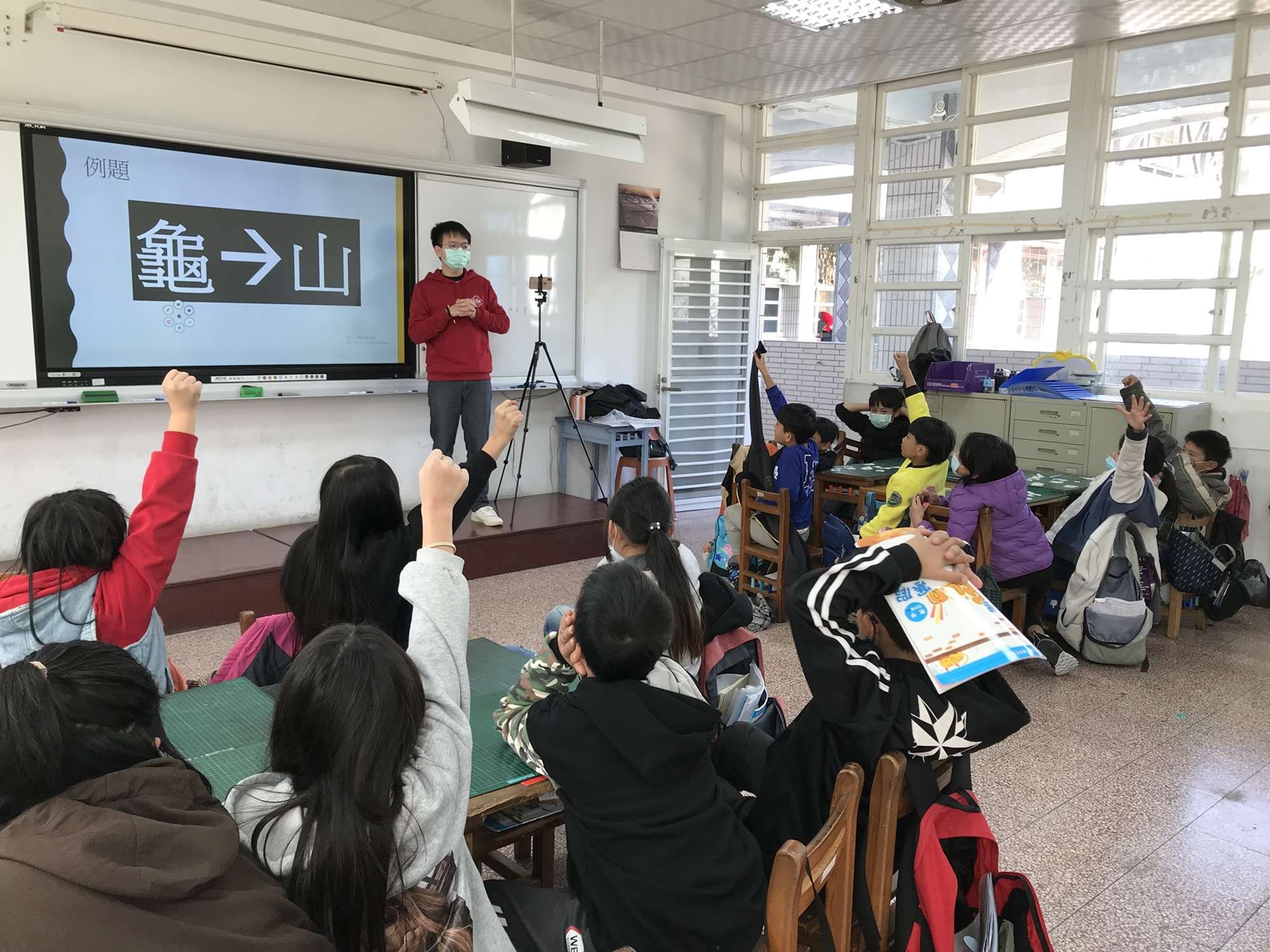 長庚大學落實USR 獲台灣永續行動獎、微電影競賽肯定 圖4 長庚大學孟令夫老師團隊以「字詞復興在偏鄉」解決偏鄉學童書寫困境。 0