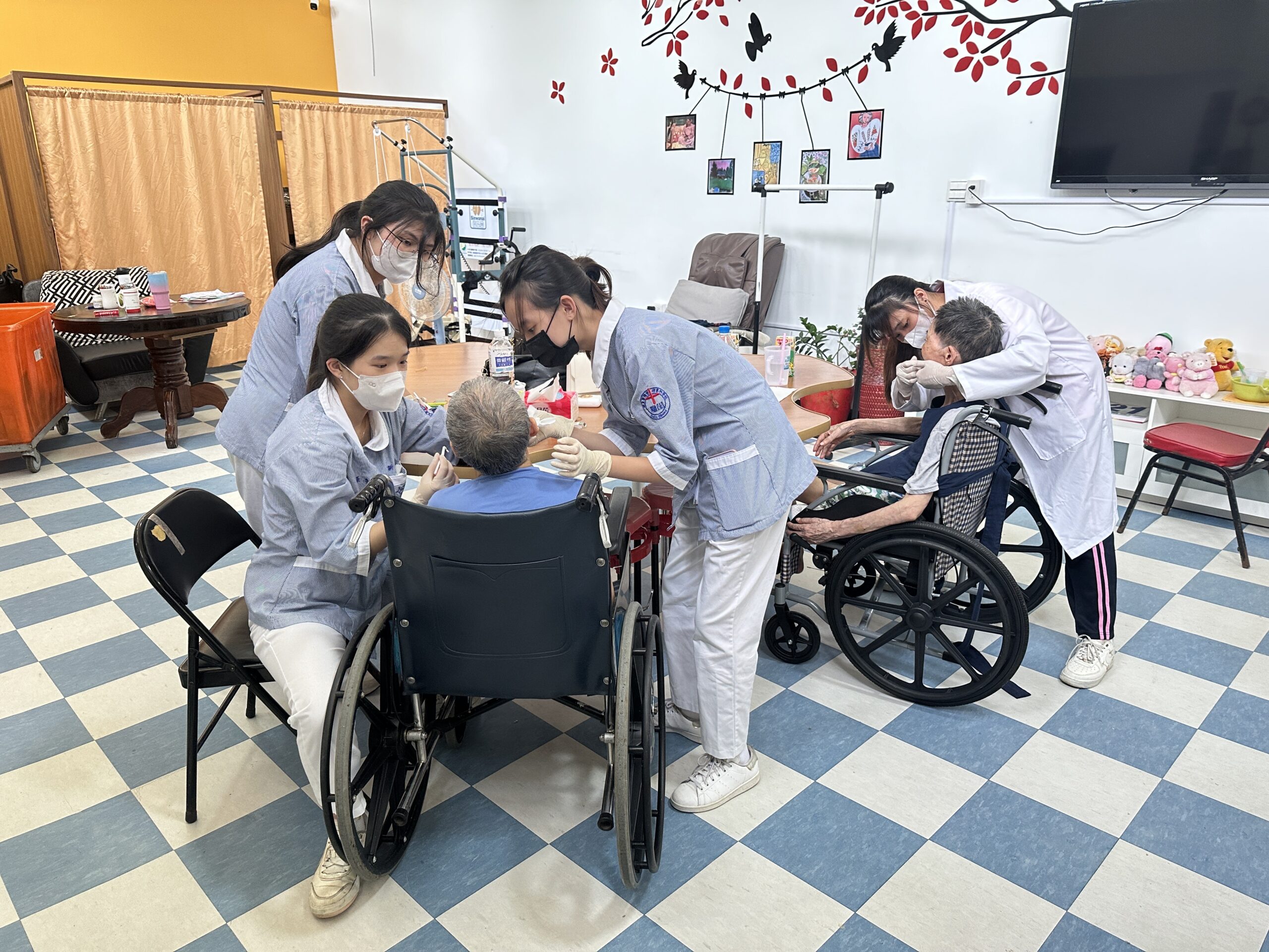 圖說三：學生於龍祥護理之家為住民仔細進行口腔照護，過程充滿挑戰。圖：新生醫專提 0 scaled