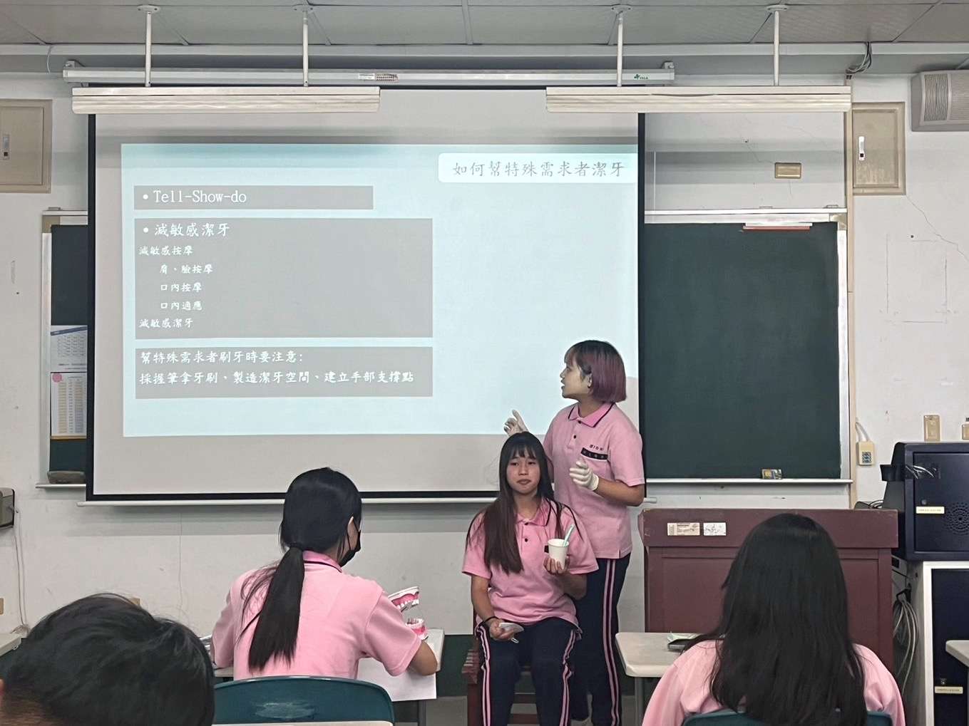 圖說五：學生充分準備進行回覆示教。圖：新生醫專提供 0