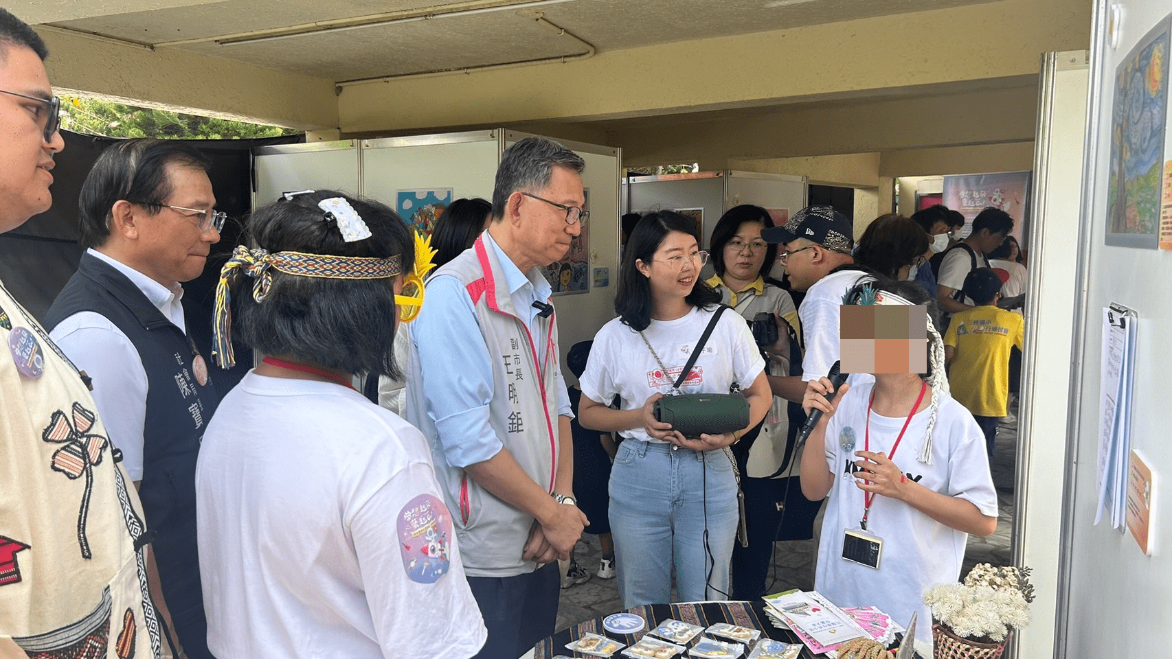孩子向王明鉅副市長及陳寶民局長介紹繪畫作品