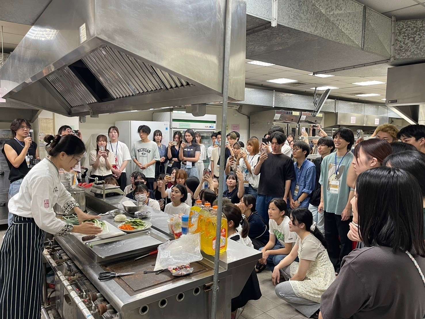 開南大學舉辦華英語暨台灣文化研習營 日本學生留下難忘回憶 學生們在觀光學院的老師教導學做鳳梨酥 0