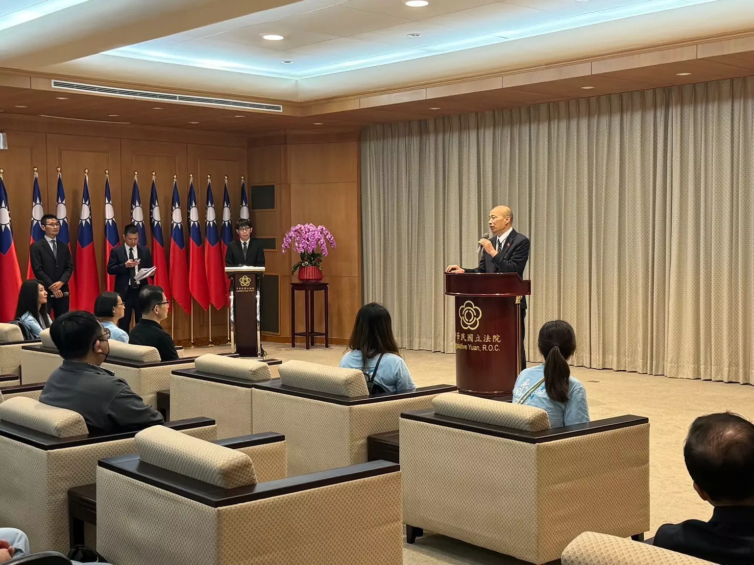 安得烈「飛颺營」帶領學員到立院參訪，韓國瑜院長親自接見並勉勵同學們。 2 0