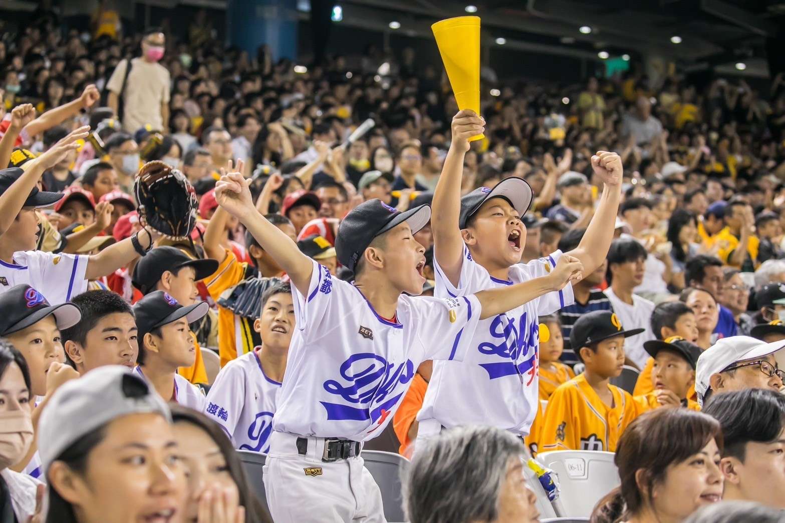 助小球員追夢 遠雄邀五校少棒隊員赴臺北大巨蛋開球 少棒隊球員替場上球員加油 0 0