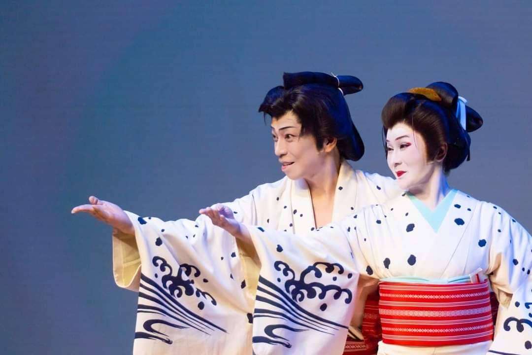 擅長融合歌詞意境與肢體語彙，展現日本舞踊新面貌的千鶴流家元千鶴美扇，特別與恩師 0