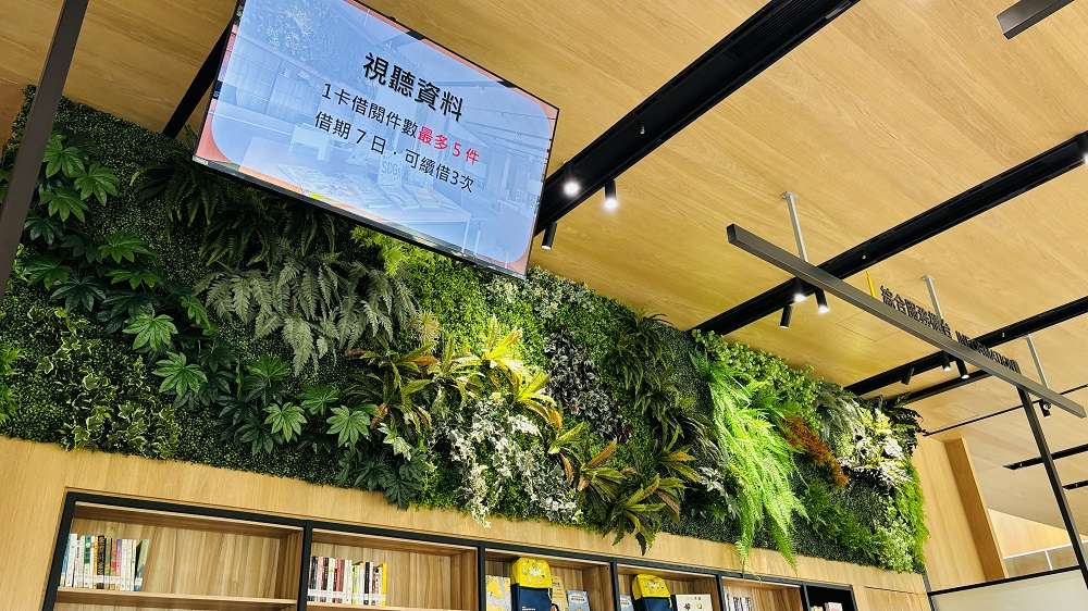櫃檯上方大面積的植生牆，充滿舒適與寧靜。