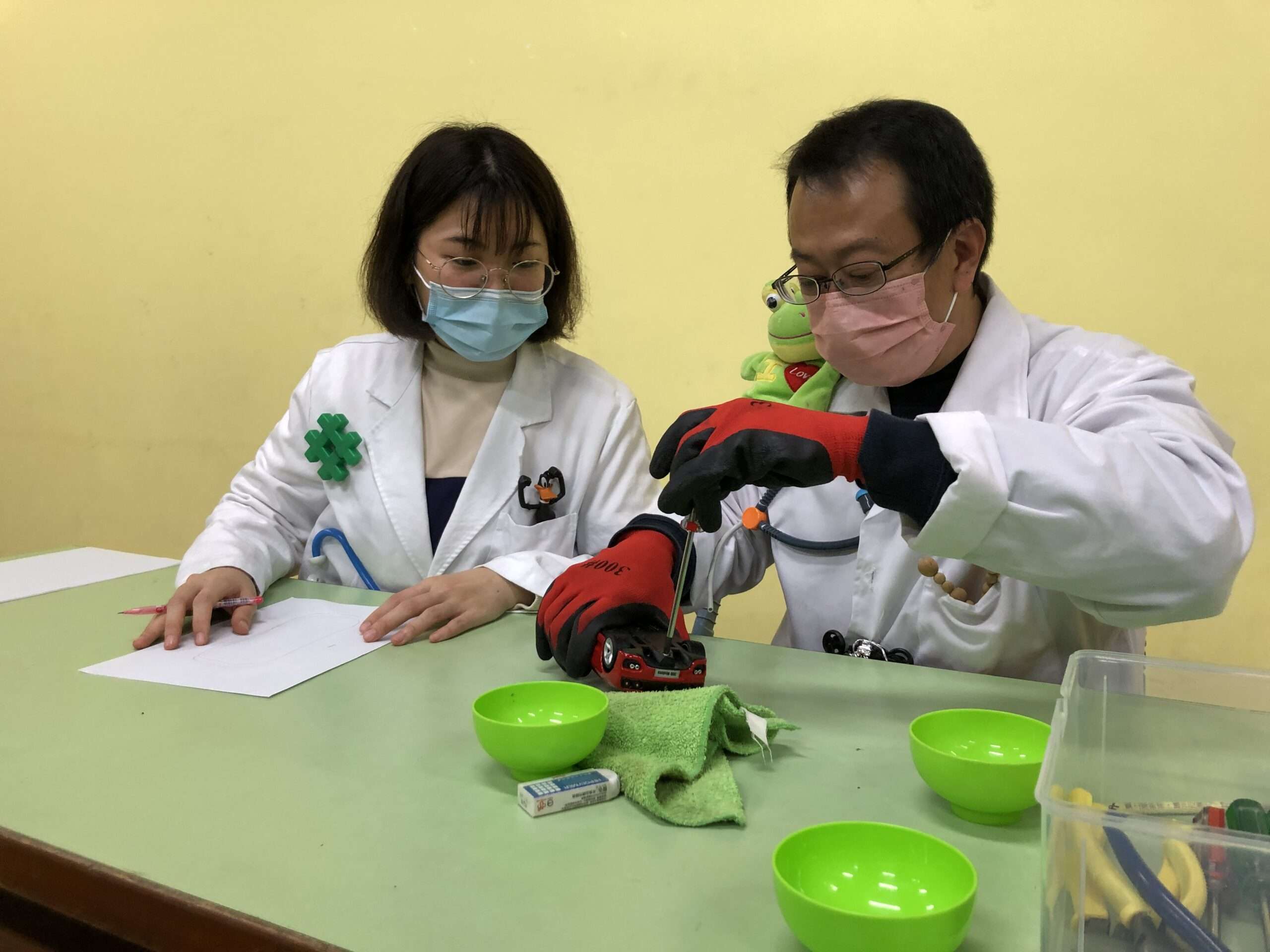 桃市新設「玩具盒子」修惜站 落實環境永續、資源再利用 玩具醫生1 scaled