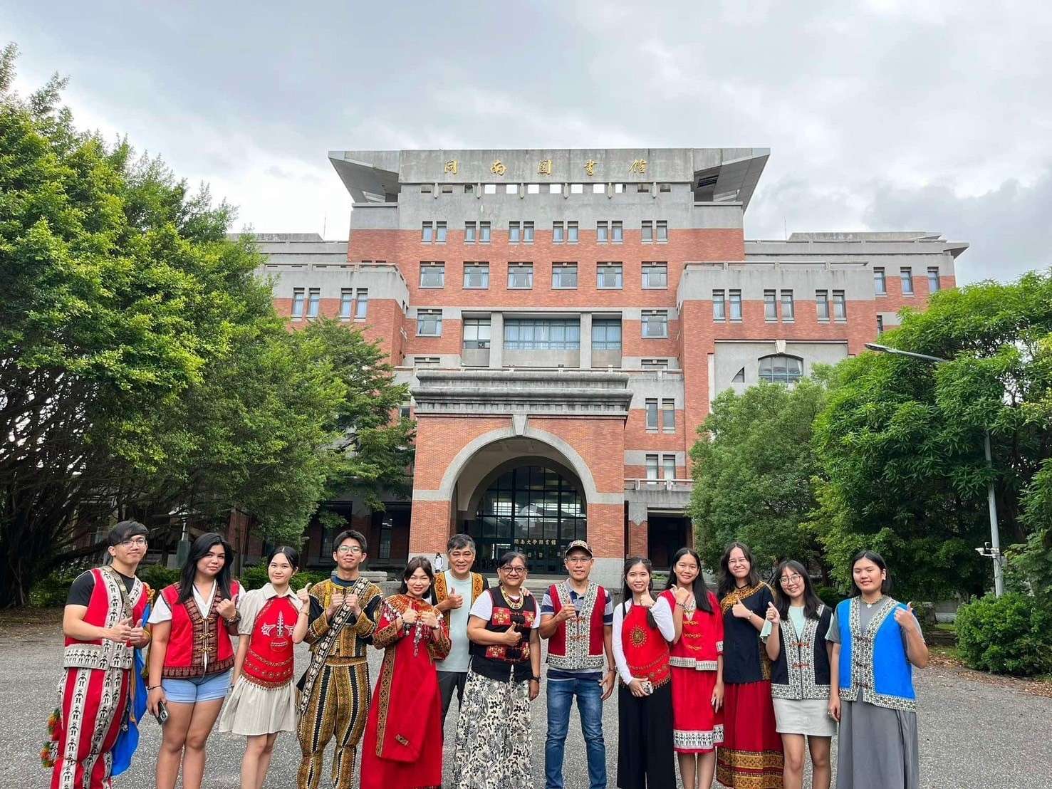 開南大學舉辦華語營隊 菲國高中生收穫滿滿 製作原住民琉璃珠手鍊 體驗原住民服飾