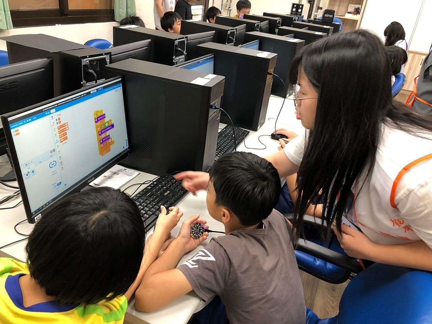 龍華科大資訊夏令營 龍壽國小學童體驗3D、AI與VR科技應用 2 0