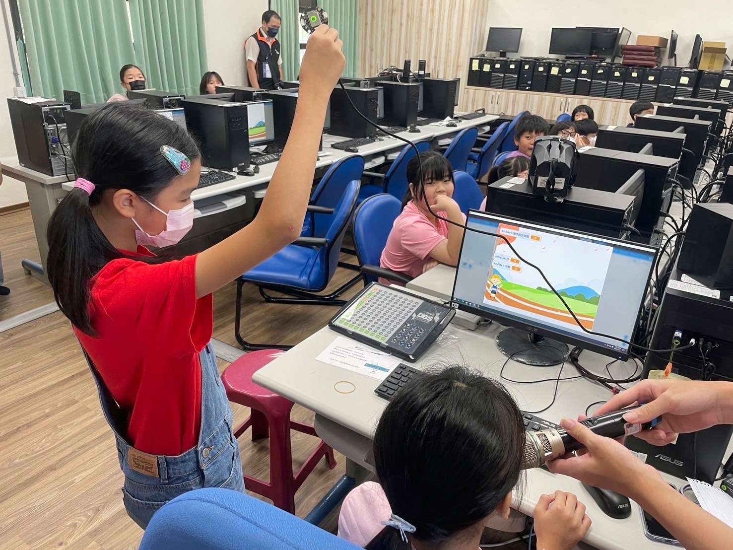 龍華科大資訊夏令營 龍壽國小學童體驗3D、AI與VR科技應用 3 0