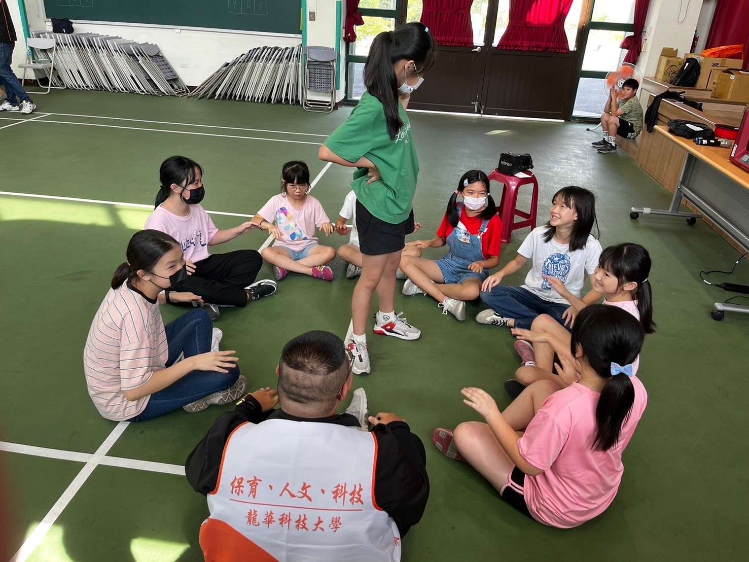 龍華科大資訊夏令營 龍壽國小學童體驗3D、AI與VR科技應用 4 0