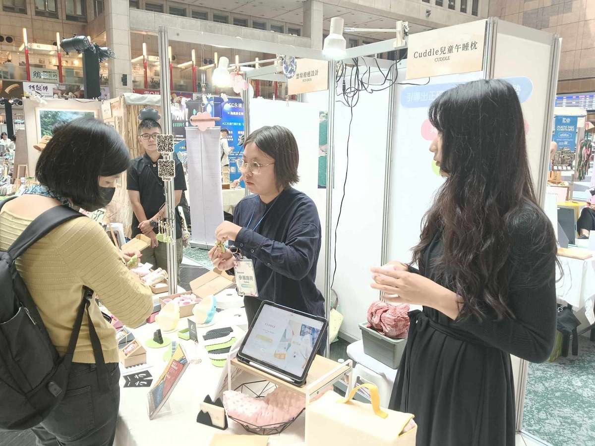 03 中原商設應屆畢業生高郁珊和戴嘉妤共同創作Cuddle兒童午睡枕，獲得好評。 0