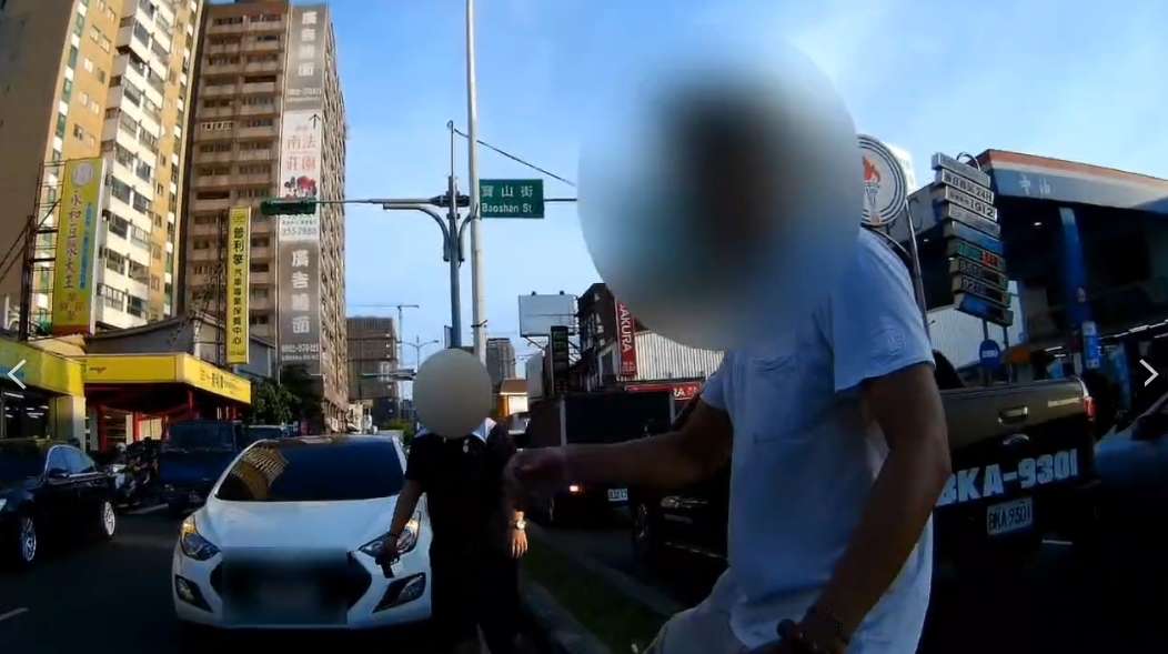 超車互不相讓爆衝突 2男當街起口角噴辣椒水、出拳扭打 1726886283255
