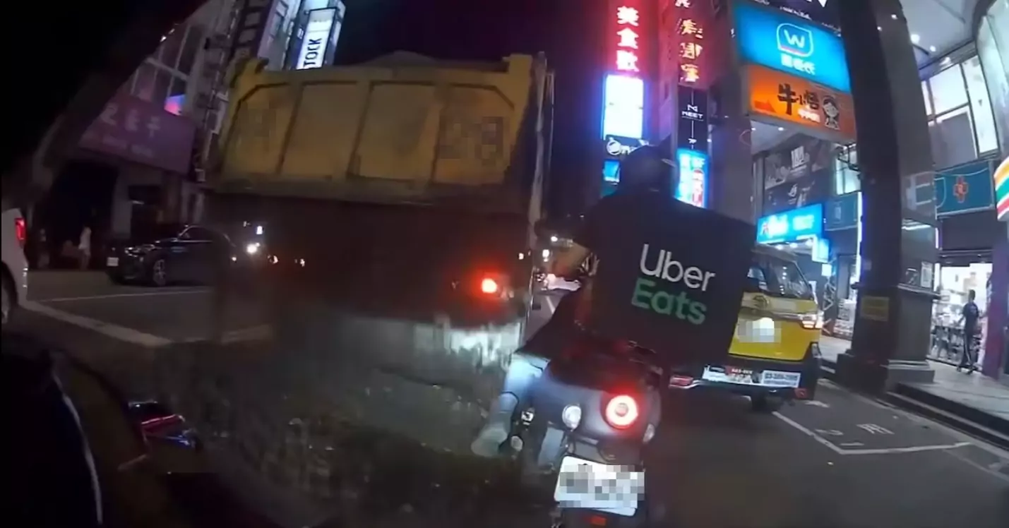【有片】中壢砂石車後閘門突開砂土灑滿地 機車騎士險遭波及 【有片】中壢砂石車後閘門突開砂土灑滿地 機車騎士險遭波及