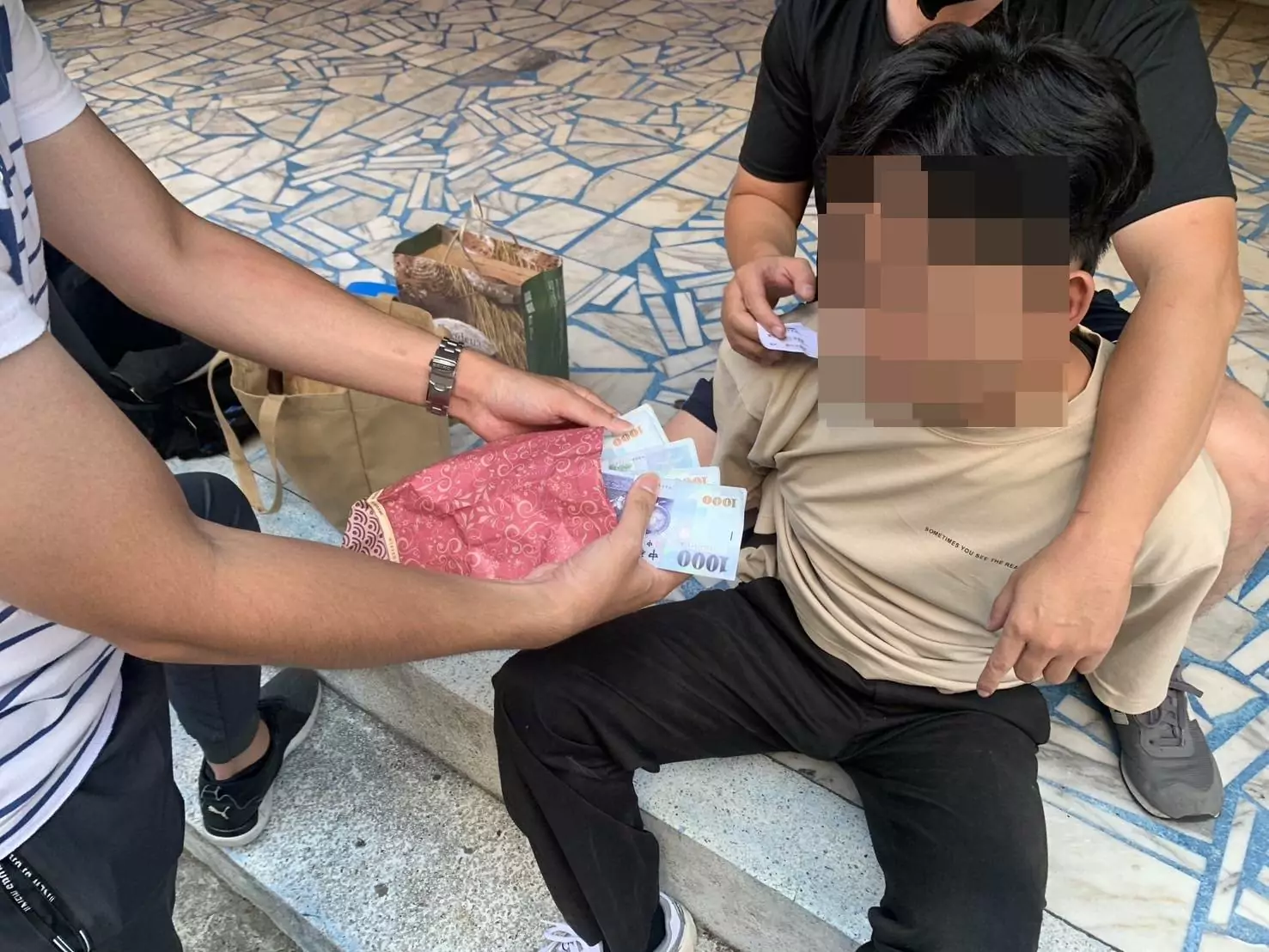 領紅利須再投500萬嚇壞被害人 桃警逮車手揭詐騙陷阱 領紅利須再投500萬嚇壞被害人 桃警逮車手揭詐騙陷阱