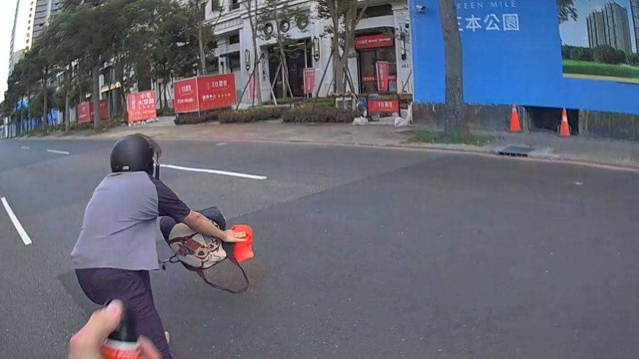 機車騎士轉彎未打燈被攔 後座乘客赤腳狂奔只為「這原因」 1938388 0