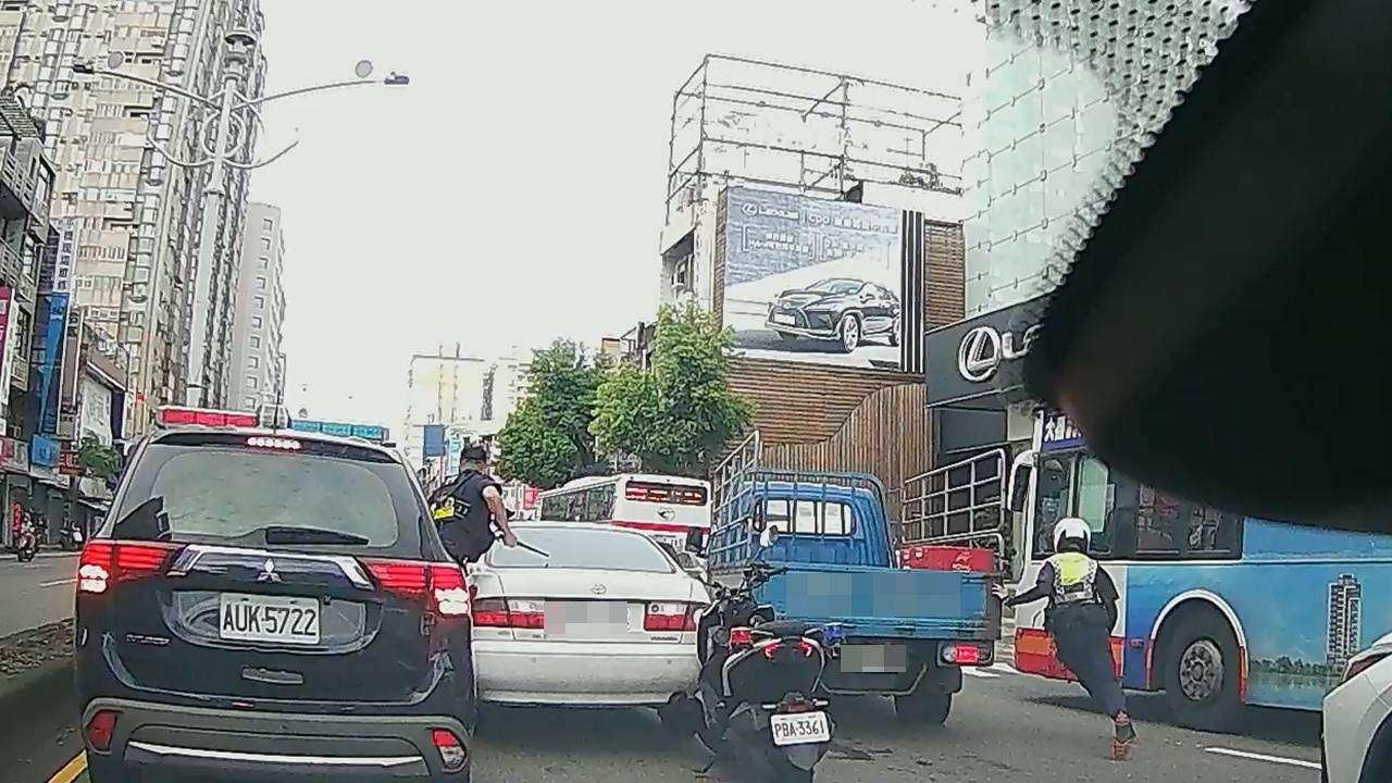 【有片】掛報廢車牌遭警攔 瘋狂駕駛逆向、闖紅燈仍難逃法網 1956061 0