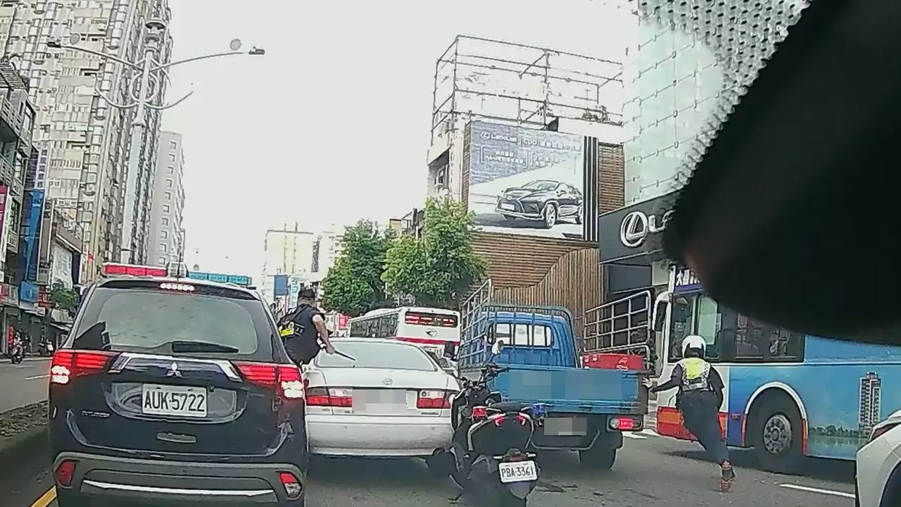 【有片】掛報廢車牌遭警攔 瘋狂駕駛逆向、闖紅燈仍難逃法網 【有片】掛報廢車牌遭警攔 瘋狂駕駛逆向、闖紅燈仍難逃法網