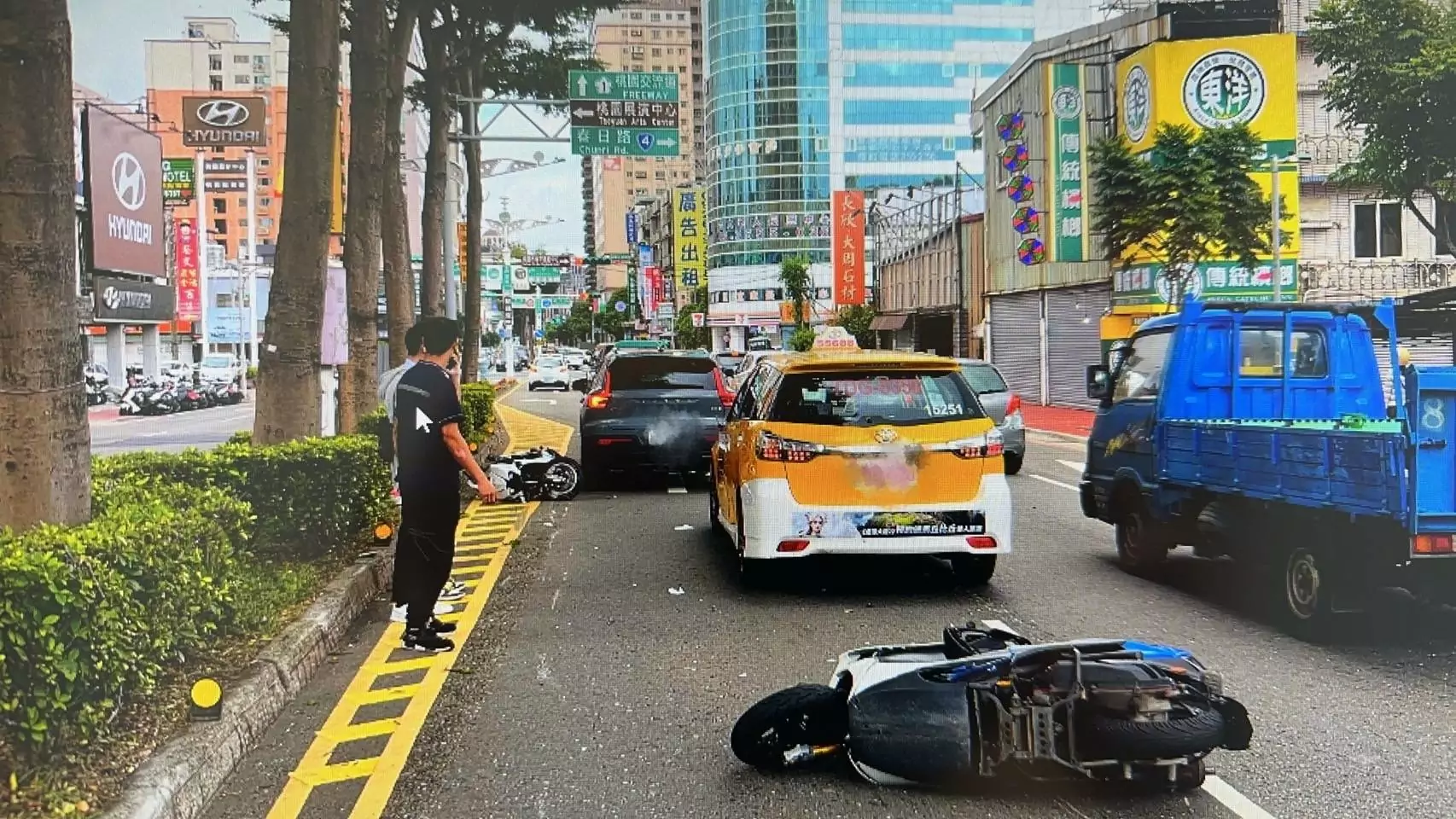 計程車急切變道釀禍!兩騎士閃避不及摔飛險象環生 計程車急切變道釀禍!兩騎士閃避不及摔飛險象環生