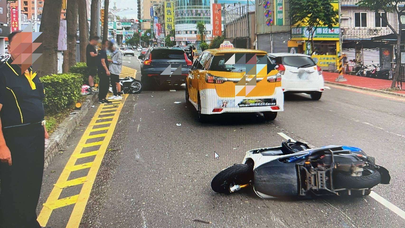 計程車急切變道釀禍!兩騎士閃避不及摔飛險象環生 1956924