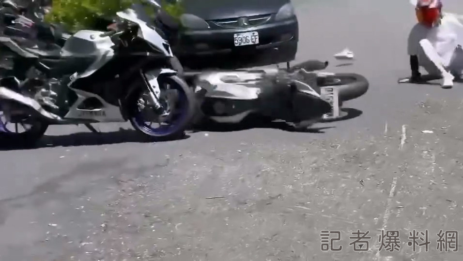 【有片】山道猴子過彎壓車 人車慘噴飛
