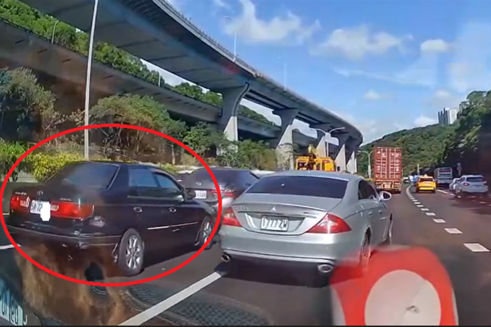 【有片】扯！自小客才剛追撞 去做筆錄途中再撞其他車