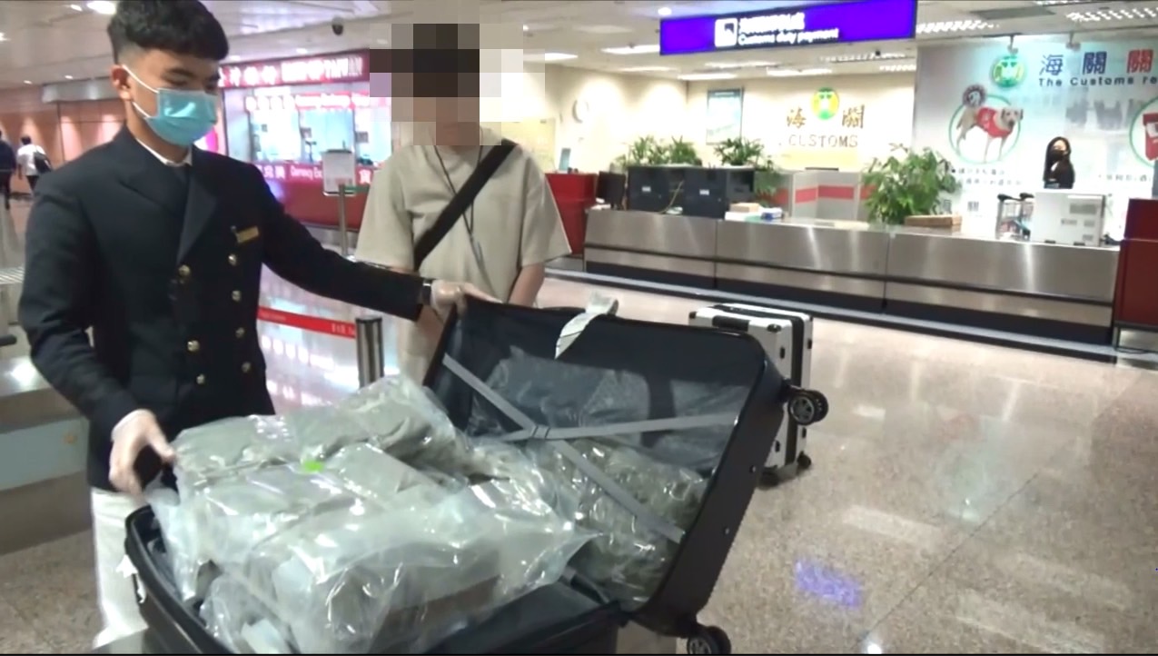 【有片】地勤走私市價千萬元大麻來台 遭航警當場查獲