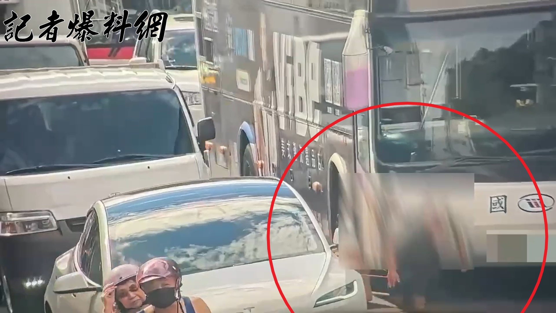 【有片】拾荒翁穿越馬路遭公車撞 目擊民眾嚇傻