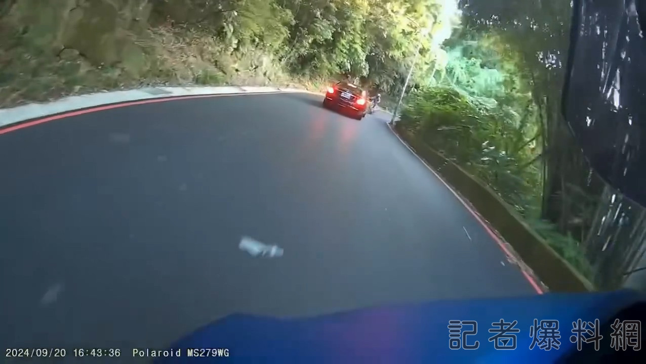 【有片】北投山路轎車「PK」機車 彎道對撞驚悚畫面曝