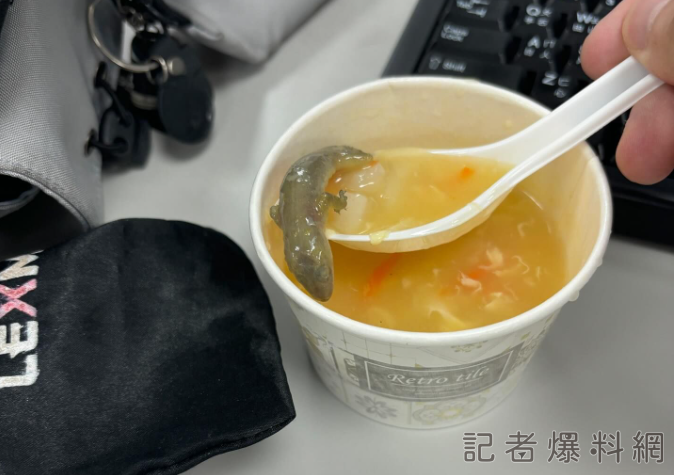 【有片】噁!玉米濃湯「藏」壁虎 網:佛系店家加菜不加錢