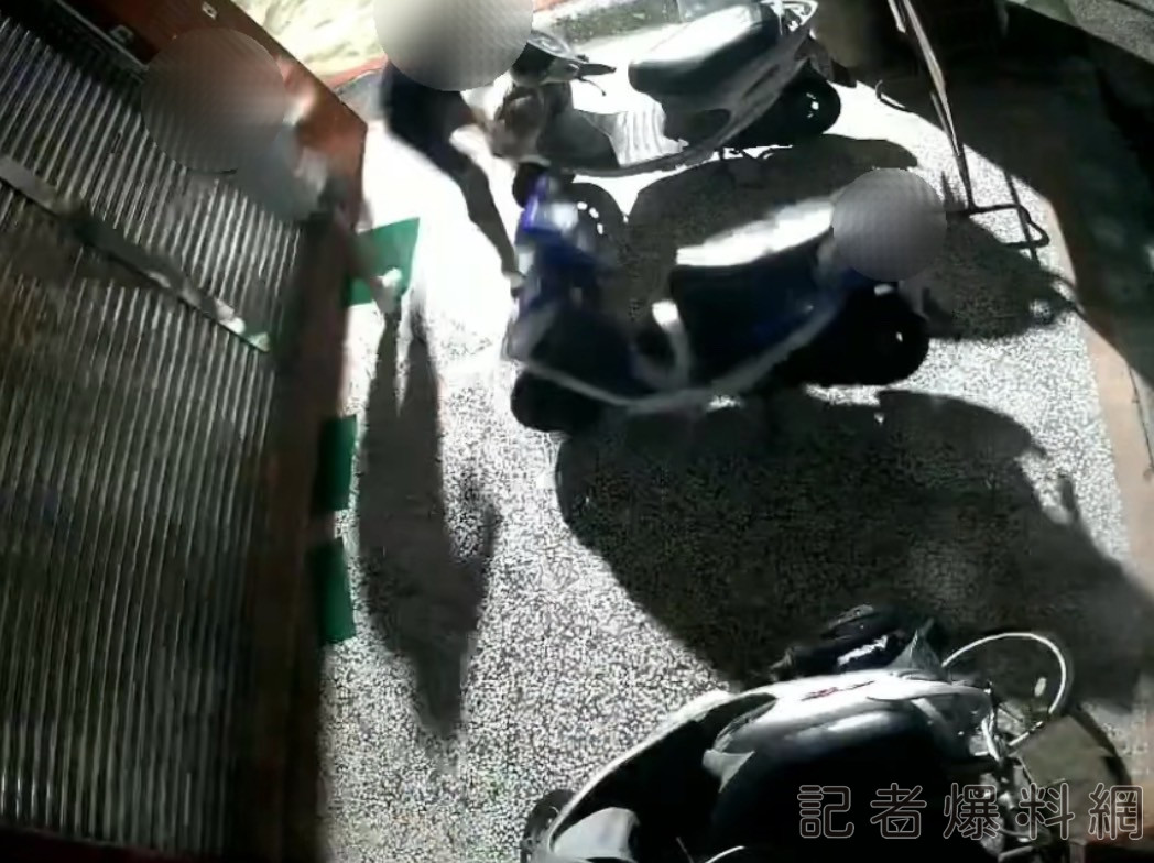 【有片】深夜酒醉鬧事推倒12輛機車 警火速逮2外國屁孩下場曝光