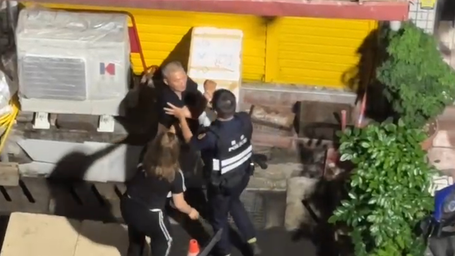 【有片】不滿前車擋道!醉夫衝下車理論 妻急攔阻竟反遭暴打