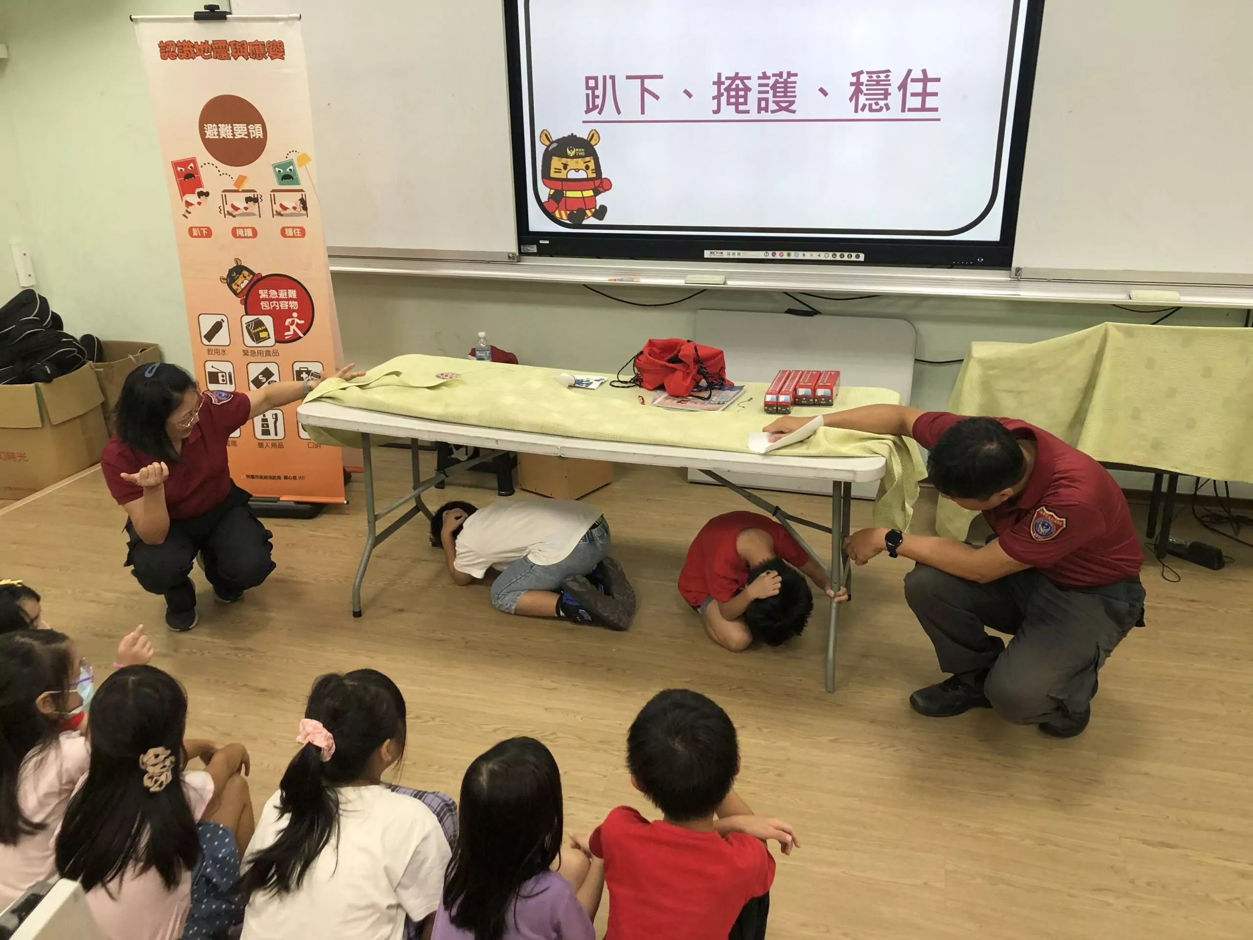 體驗CPR、學習火場逃生 觀音消防隊帶學童深入防災訓練 體驗CPR、學習火場逃生 觀音消防隊帶學童深入防災訓練