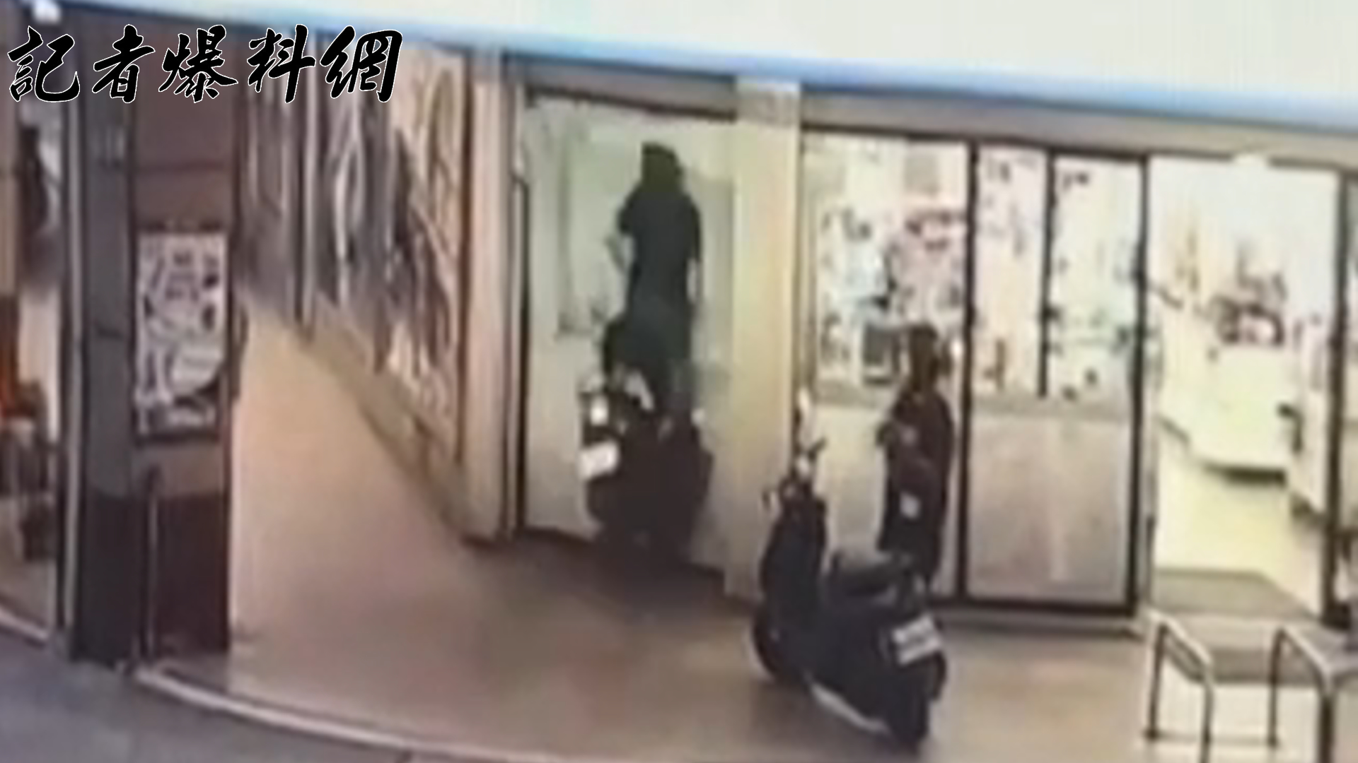 得來速?男騎士不明原因撞進超商 玻璃碎滿地