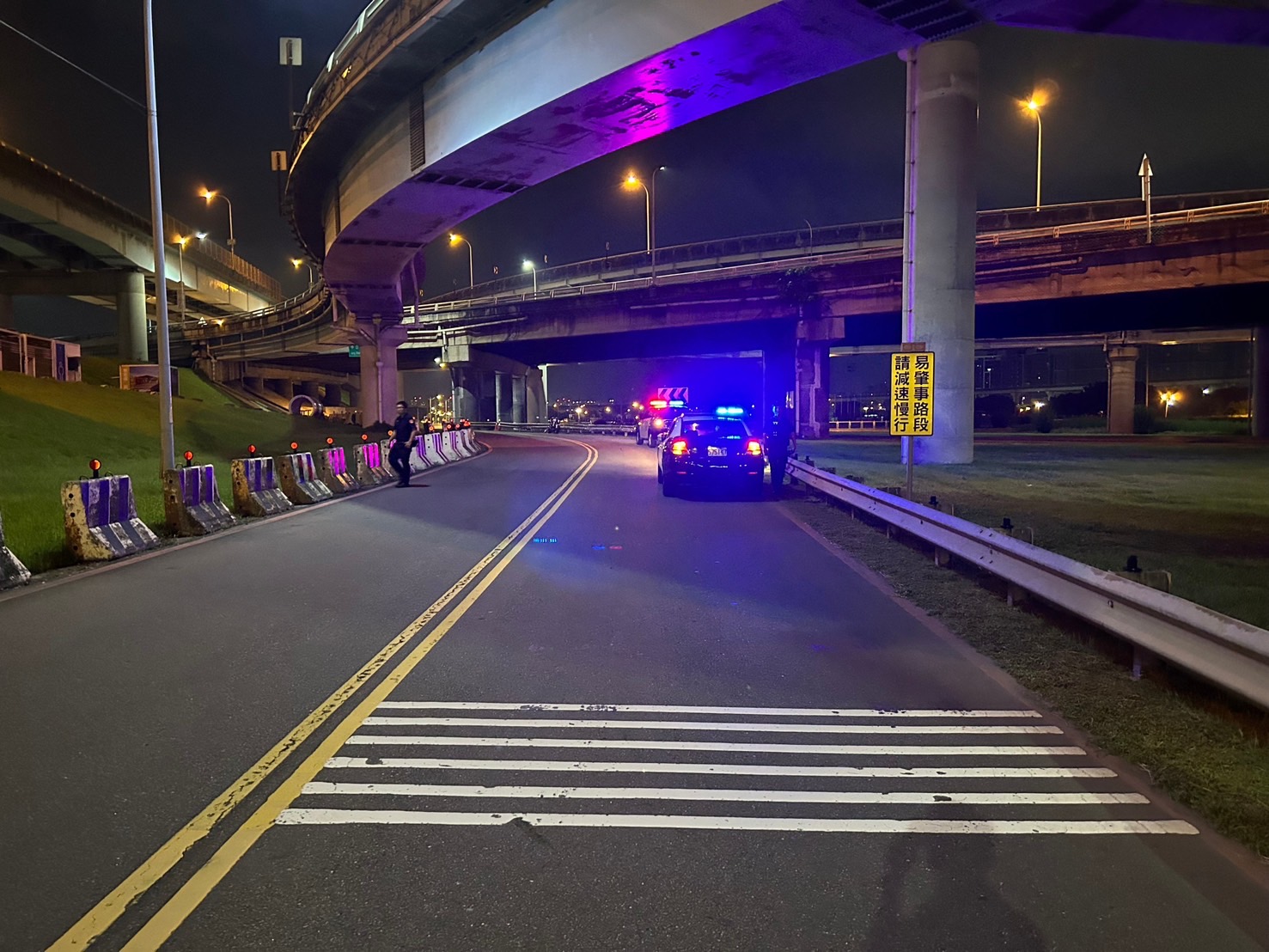 紅牌重機過彎自撞護欄 騎士送醫不治