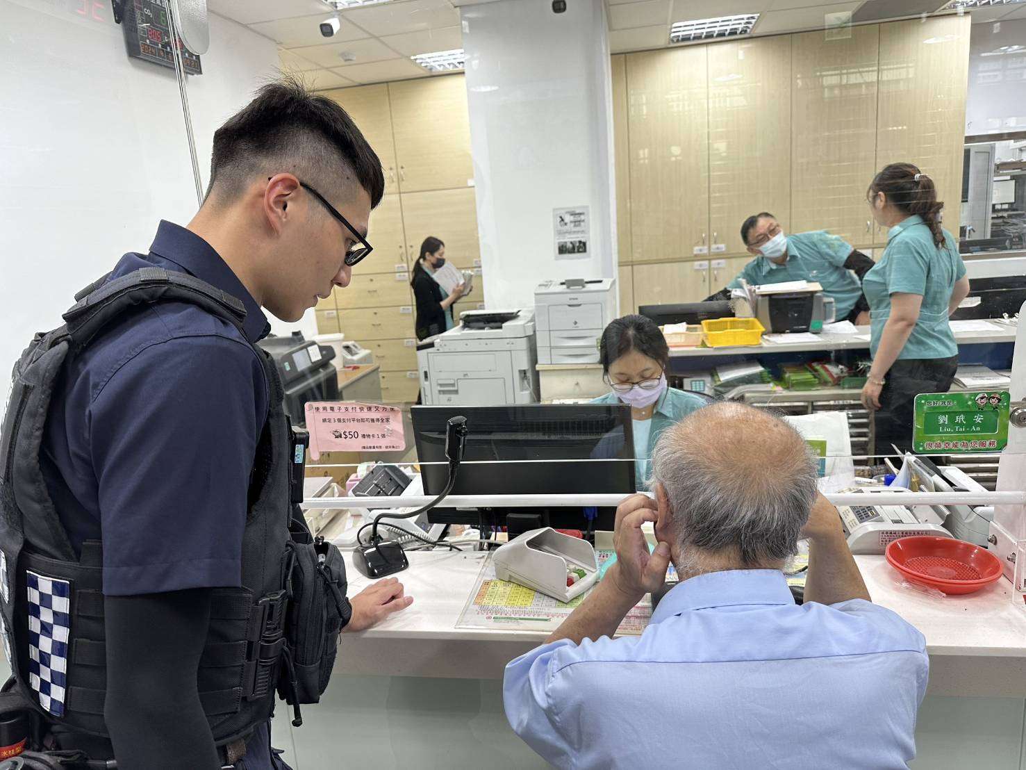 男子砸百萬定存欲投資股票 大園警及時勸阻:攏是假ㄟ 405354 0