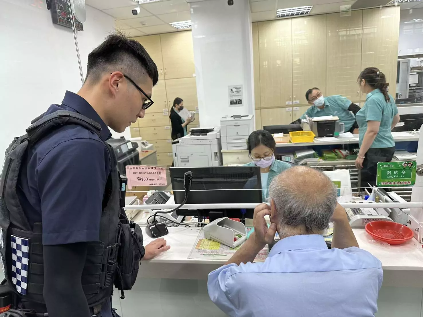 男子砸百萬定存欲投資股票 大園警及時勸阻:攏是假ㄟ 405354 0