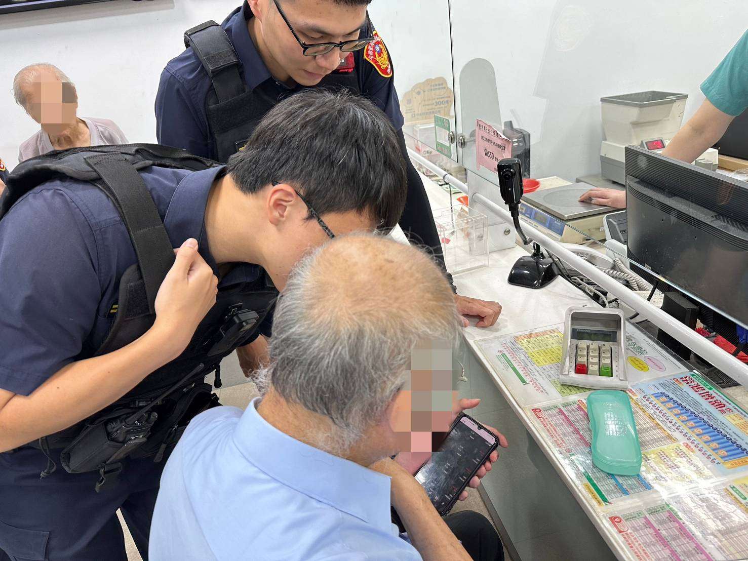 男子砸百萬定存欲投資股票 大園警及時勸阻:攏是假ㄟ 405356 0