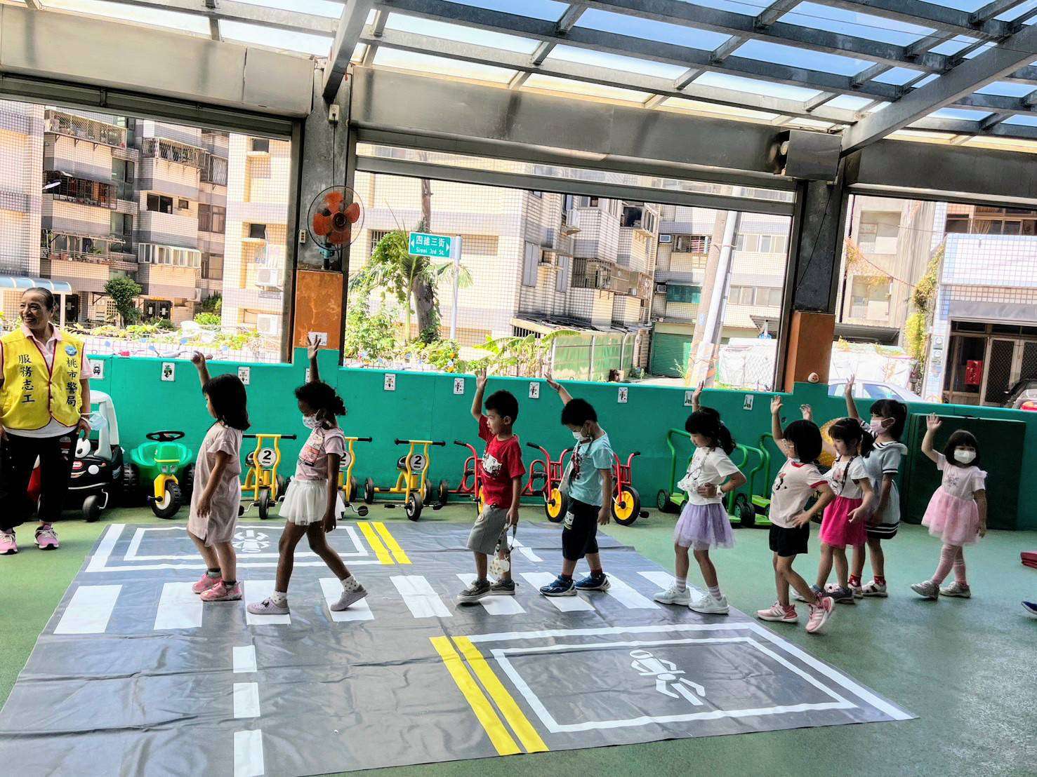 大園警前進幼兒園宣導 趣味闖關強化學童交安觀念 407579
