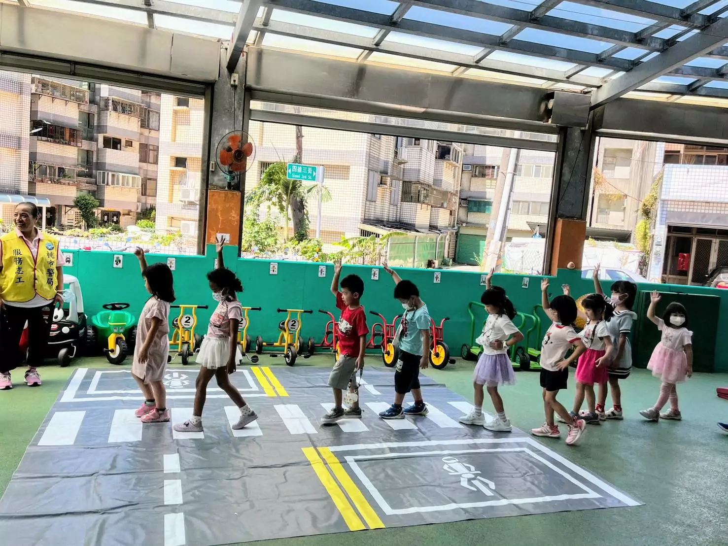 大園警前進幼兒園宣導 趣味闖關強化學童交安觀念 大園警前進幼兒園宣導 趣味闖關強化學童交安觀念