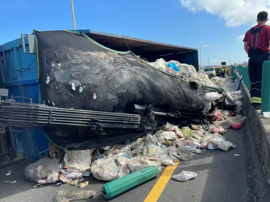 台61大園段貨車爆胎翻覆 回收物散落一地影響通行 台61大園段貨車爆胎翻覆 回收物散落一地影響通行