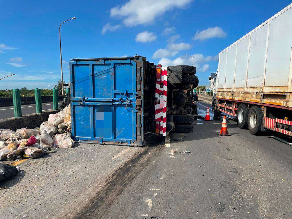 台61大園段貨車爆胎翻覆 回收物散落一地影響通行 407976 0