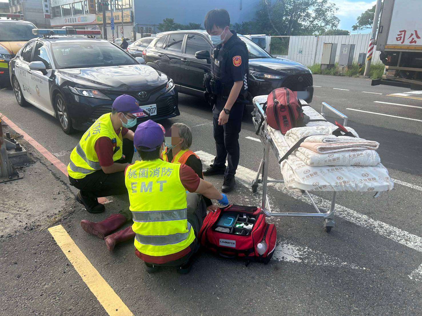 6旬婦1原因摔車倒地 大園警及時伸援 408347 0