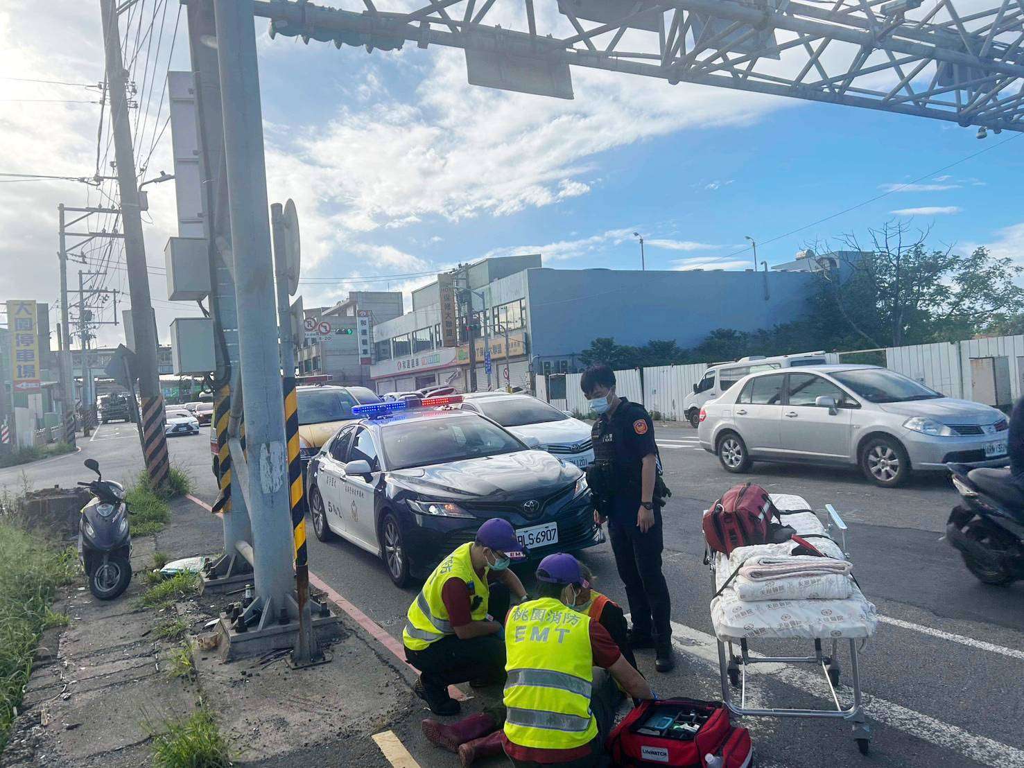 6旬婦1原因摔車倒地 大園警及時伸援 408348 0